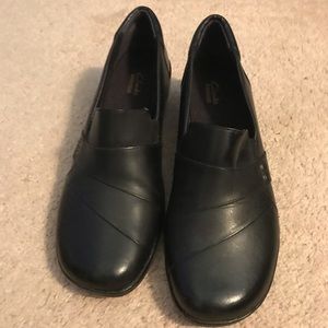 Clarks black leather heeled loafer shoes